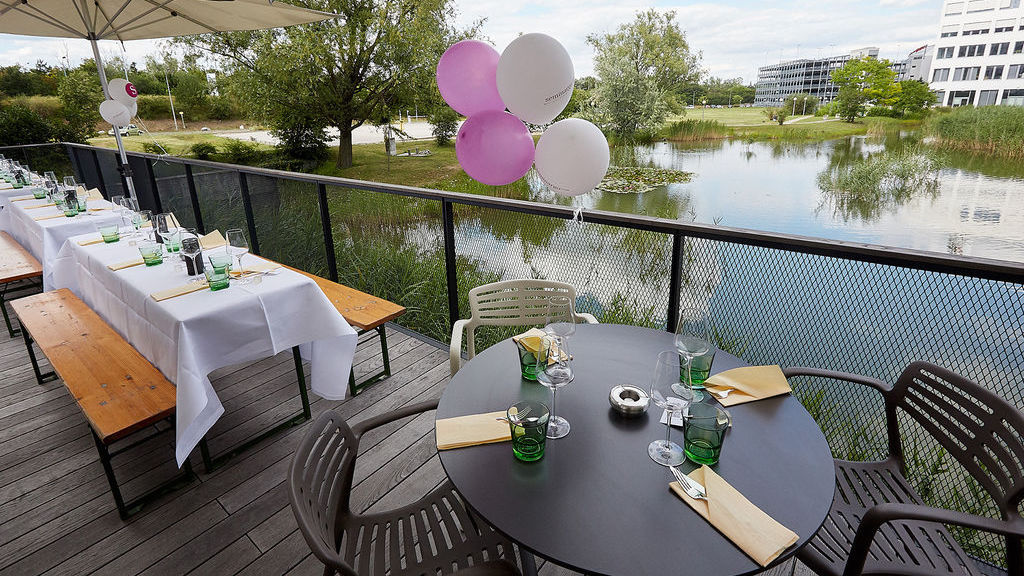 Terrasse mit Blick zum Wasser bei einem Event